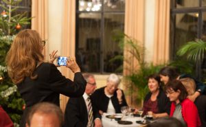Marisa Berenson photographiant les invités - RCC 2015
Crédit : Emilie Saubestre